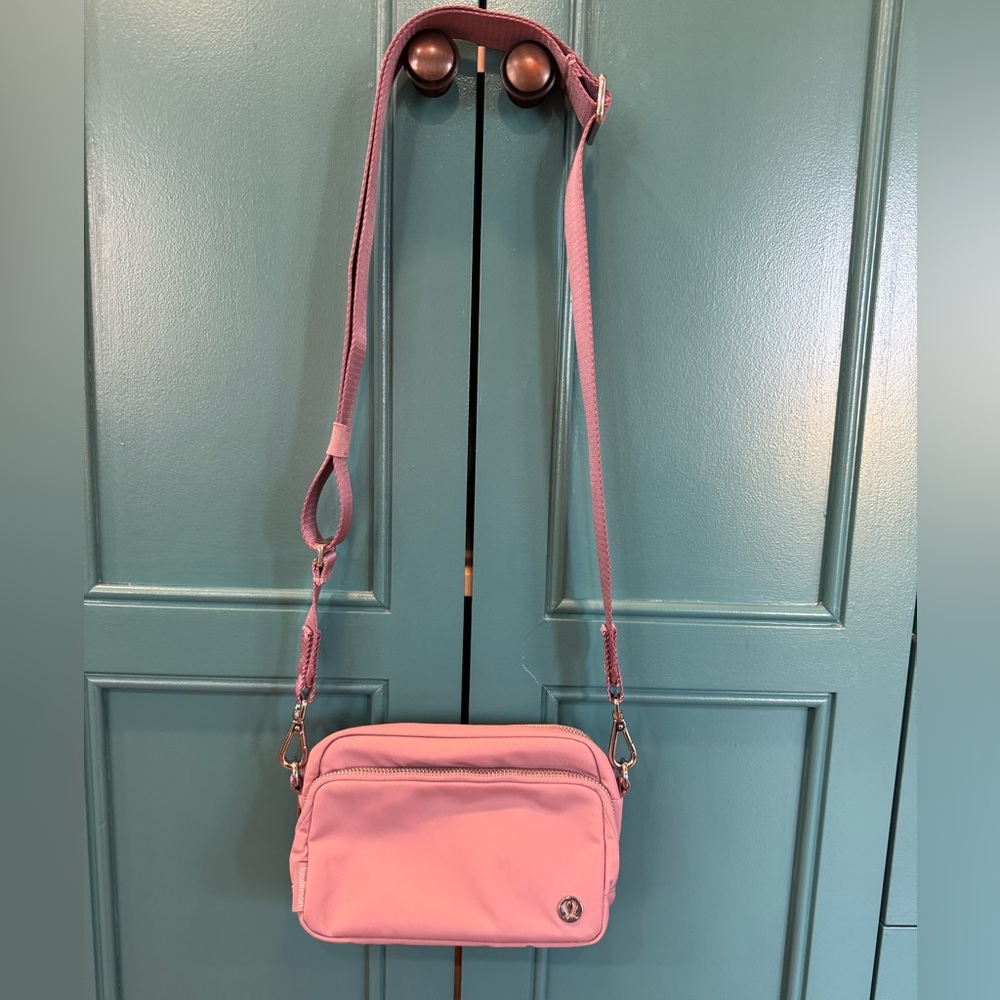 Lululemon Everywhere Crossbody Bag 2L Metal Hardware- Rose Blush/Silver. EUC.
